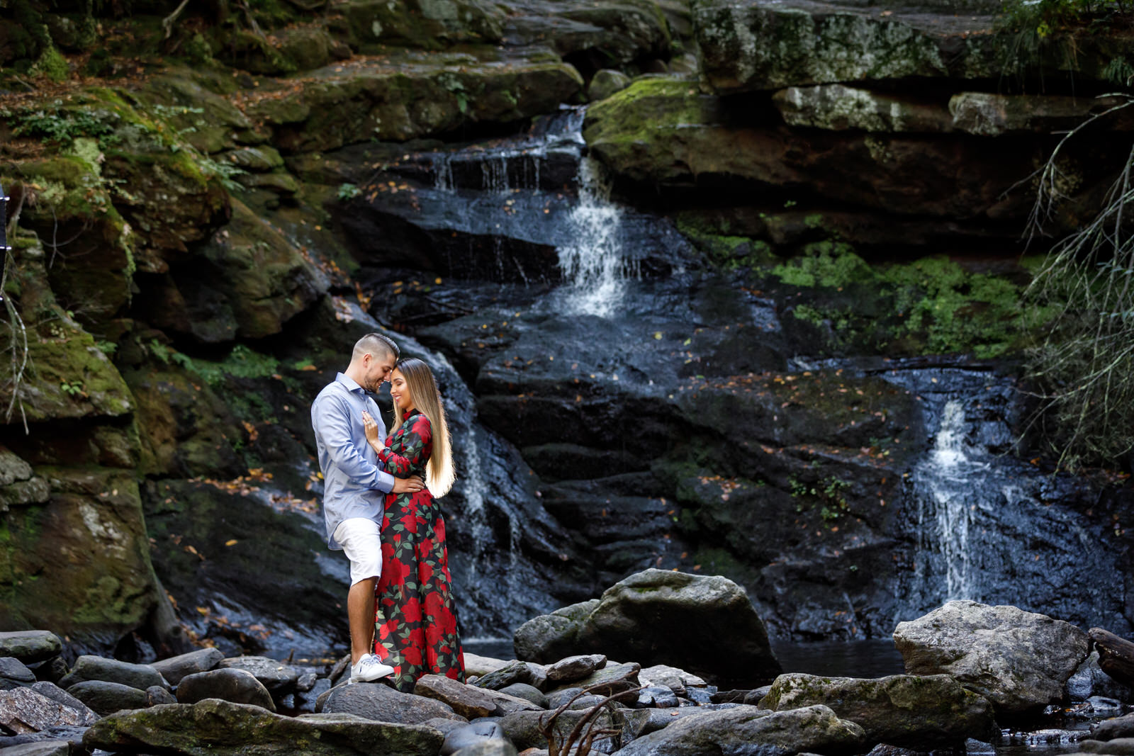 Incredible photo of an engaged couple in front of a double waterfall